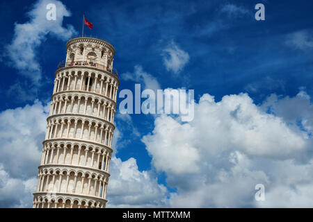 Den berühmten Schiefen Turm von Pisa Unter schönen Wolken Stockfoto