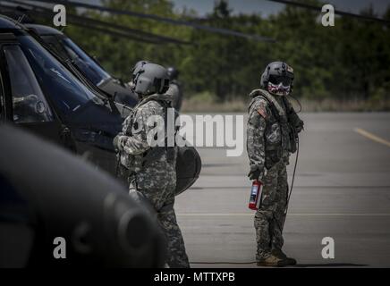 New Jersey Army National Guard Soldaten aus dem 1 Assault Helicopter Bataillon, 150 Aviation Regiment bereiten ihre UH-60L Black Hawk Hubschrauber für einen Flug am Joint Base Mc Guire-Dix - Lakehurst, N.J. Mai 15, 2018, 15. Mai 2018. (U.S. Air National Guard Foto von Master Sgt. Matt Hecht). () Stockfoto