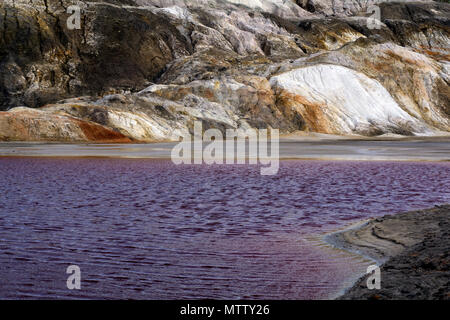 See mit roten Wasser mit gelösten Pyrit Salze in der Wüste Landschaft einer verbrachte Steinbruch Stockfoto
