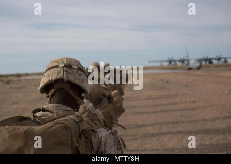 Us-Marines mit Fox Unternehmen, 2.BATAILLON, 6 Marine Regiment, Vorbereitung einer KC-130 Hercules Stabilität für Talon Übung (TalonEx) 2-17, Yuma, AZ, 25. April 2017 zu führen. Der Zweck der TalonEx wurde für Boden Kampf Einheiten integrierte Ausbildung zur Unterstützung der Waffen und Taktiken Instructor Kurs (WTI) 2-17 durchzuführen, bewirtet durch Marine Aviation Waffen und Taktiken Squadron (MAWTS-1). Stockfoto