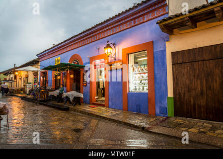 Typische Straße in der Altstadt bei Nacht, San Cristobal de las Casas, Chiapas, Mexiko Stockfoto