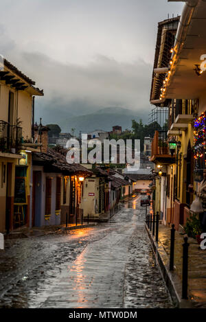 Typische Straße in der Altstadt bei Nacht, San Cristobal de las Casas, Chiapas, Mexiko Stockfoto