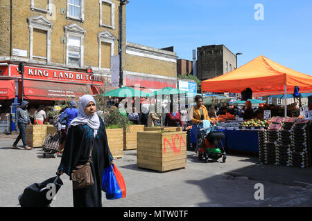 Bunt und vielfältig Ridley Road Market, in Dalston, East London, Englad, Großbritannien Stockfoto