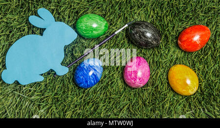 Karte Osterhase mit Pinsel auf der Hand Stockfoto