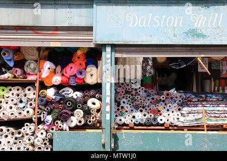 Bunt und vielfältig Ridley Road Market, in Dalston, East London, England, Großbritannien Stockfoto