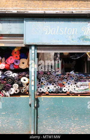 Bunt und vielfältig Ridley Road Market, in Dalston, East London, England, Großbritannien Stockfoto