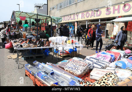 Bunt und vielfältig Ridley Road Market, in Dalston, East London, England, Großbritannien Stockfoto