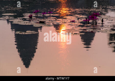 Atemberaubenden Sonnenaufgang in antient alte Tempel Angkor Wat, Kambodscha Stockfoto