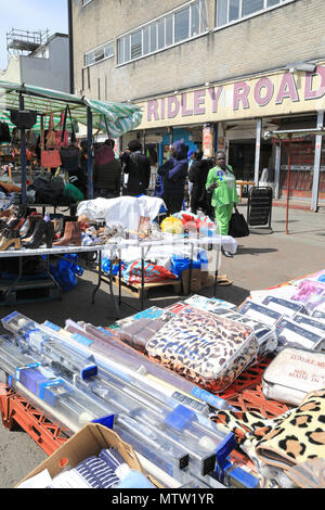 Bunt und vielfältig Ridley Road Market, in Dalston, East London, England, Großbritannien Stockfoto