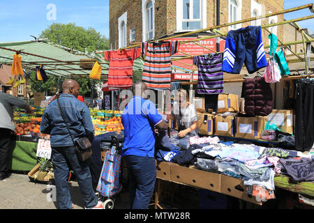 Bunt und vielfältig Ridley Road Market, in Dalston, East London, England, Großbritannien Stockfoto