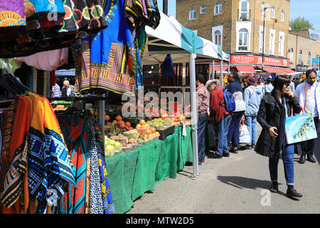 Bunt und vielfältig Ridley Road Market, in Dalston, East London, England, Großbritannien Stockfoto