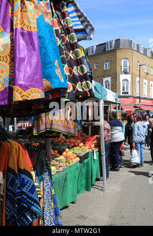 Bunt und vielfältig Ridley Road Market, in Dalston, East London, England, Großbritannien Stockfoto