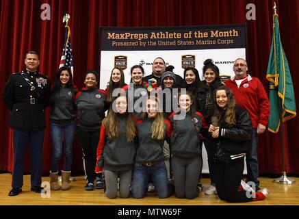 Mitglieder des Mt. Baker's High School Girl wrestling Team stand mit griechisch-römischen Ringkampf olympisches Gold - Medaillenträger, Rulon Gardner, und Oberst Terry M. Johnson, Kommandierender Offizier, 12 Marine Corps. Das Team, zusammen mit anderen Studenten und Mitarbeitern des Mt. Baker High School, versammelten Emma Bruntil die Anerkennung als MaxPreps High School Athlet des Monats, Januar 23 zu feiern. Stockfoto