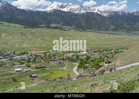 Gardiner, Montana - Mai 26, 2018 - Cowboys fahren Pferde durch Gardiner für die Höllen-a-Roarin Reiten und Fahren. Stockfoto