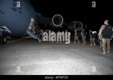 Moody Krieger an Bord eines C-17 Globemaster III, da sie sich auf Südosteuropa Unterstützung der 41 Rescue Squadron, Jan. 23, 2017 bereitstellen, bei Moody Air Force Base, Ga 41 RQS Mission ist schnell zu mobilisieren und Suche und Rettung Unterstützung von Personal zur Verfügung stellen und zu behandeln und in unsicheren oder möglicherweise feindliche Territorien zu extrahieren. (U.S. Air Force Foto von Airman 1st Class Greg Nash) Stockfoto