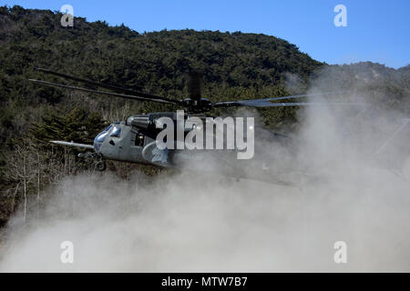 170125-N-WT 427-036 POHANG, Republik Korea (Jan. 25, 2017) Einem MH-53E Sea Dragon an die Vordenker des Hubschraubers Mine Gegenmaßnahmen Squadron (HM) 14 zugewiesen, Loslösung 2 A, landet auf einem Trainingsplatz in Pohang. HM-14 unterhält ein weltweites 72-Stunden airborne Mine Countermeasure (AMCM) eine schnelle Bereitstellung, eine der beiden Flugzeuge vorwärts bereitgestellt AMCM und vertikale onboard Lieferfähigkeit in der 7.Flotte Verantwortungsbereich. (U.S. Marine Foto von Mass Communication Specialist 2. Klasse Jermaine M. Ralliford) Stockfoto