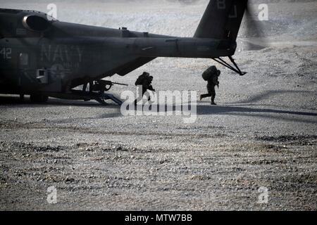 170125-N-WT 427-095 POHANG, Republik Korea (Jan. 25, 2017) Republik Korea (ROK) Marines ROK 1 Recon Battalion Ausfahrt zugeordnet einem MH-53E Sea Dragon an die Vordenker des Hubschraubers Mine Gegenmaßnahmen Squadron (HM) 14 zugewiesen, Loslösung 2 A. HM-14 ist die Unterstützung der ROK 1 Recon Battalion bei kaltem Wetter Ausbildungsmaßnahmen. HM-14 unterhält ein weltweites 72-Stunden airborne Mine Countermeasure (AMCM) eine schnelle Bereitstellung, eine der beiden Flugzeuge vorwärts bereitgestellt AMCM und vertikale onboard Lieferfähigkeit in der 7.Flotte Verantwortungsbereich. (U.S. Marine Foto von Mass Communication Specialist 2 Cla Stockfoto