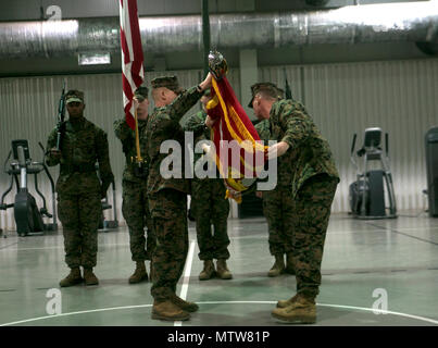 Oberstleutnant Paul Teachey und Sgt. Maj Daniel A. Headrick Falten die zweite Bataillon, 8 Marine Regiment Farben während der Übertragung der Autorität Zeremonie auf Mihail Kogalniceanu Air Base, Rumänien, Jan. 26, 2017. BSRF BSRF 17,1 16,2 wurde von sechs Monaten nach ihrer Bereitstellung, die eingeschlossene Arbeitsgänge mit 14 Partnerstaaten in Europa erleichtert. Teachey und Headrick sind die kommandierenden Offizier und Sergeant Major von BSRF 16.2. (U.S. Marine Corps Foto von Cpl. Sean J. Berry) Stockfoto