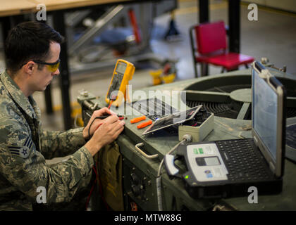 Senior Airman Justin Graham, ein 49 Maintenance Squadron Aerospace Ground Equipment Techniker, Reparaturen eine Klimaanlage Holloman Air Force Base, N.M., Jan. 12, 2017. Holloman alter Flieger eine Vielzahl von Aufgaben zur Unterstützung der Aircraft Maintenance und Flugbetrieb. Sie Prüfen, Testen und Betreiben Alter, von Klimaanlagen bis hin zu komplexen Generatoren, Ausrüstung um die Wartung zu erleichtern. (U.S. Air Force Foto von Airman 1st Class Alexis S. Docherty) Stockfoto