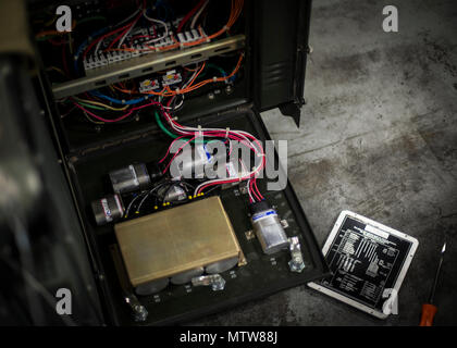 Elektrische Bedienfeld eine Klimaanlage und eine technische abgebildet auf der 49 Maintenance Squadron Aerospace Ground Equipment shop Holloman Air Force Base, N.M., Jan. 12, 2017. Holloman alter Flieger eine Vielzahl von Aufgaben zur Unterstützung der Aircraft Maintenance und Flugbetrieb. Sie Prüfen, Testen und Betreiben Alter, von Klimaanlagen bis hin zu komplexen Generatoren, Ausrüstung um die Wartung zu erleichtern. (U.S. Air Force Foto von Airman 1st Class Alexis S. Docherty) Stockfoto