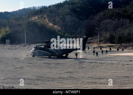 170125-N-WT 427-159 POHANG, Republik Korea (Jan. 25, 2017) Republik Korea (ROK) Marines ROK 1 Recon Battalion Ausfahrt zugeordnet einem MH-53E Sea Dragon an die Vordenker des Hubschraubers Mine Gegenmaßnahmen Squadron (HM) 14 zugewiesen, Loslösung 2 A. HM-14 ist die Unterstützung der ROK 1 Recon Battalion bei kaltem Wetter Ausbildungsmaßnahmen. HM-14 unterhält ein weltweites 72-Stunden airborne Mine Countermeasure (AMCM) eine schnelle Bereitstellung, eine der beiden Flugzeuge vorwärts bereitgestellt AMCM und vertikale onboard Lieferfähigkeit in der 7.Flotte Verantwortungsbereich. (U.S. Marine Foto von Mass Communication Specialist 2 Clas Stockfoto