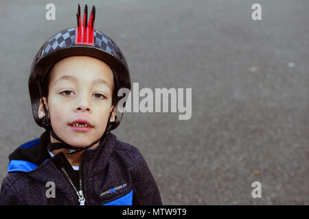 Noah Vital, 5, posiert für ein Foto in der Nähe von seinem Haus in Bothell, Washington, Jan. 16, 2017. Noah war bestimmt mit Zytomegalievirus (CMV), eine seltene Infektion, eine über alle 150 Babys bekommt. Er ist taub in seinem linken Ohr und hat die sozialen und emotionalen Fähigkeiten eines 3-Jährigen. U.S. Coast Guard Foto von Petty Officer 2. Klasse Ali Flockerzi. Stockfoto