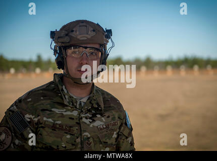 Us Air Force Senior Airman Jacob Albers, 1. Bekämpfung der Kamera Squadron Luftkampf Sendung Journalist, bereitet für Ferngespräche, Treffsicherheit mit einer M-4 Gewehr an Scorpion Objektiv an Ft. Jackson, S.C., Jan. 24, 2017. Übung Scorpion Linse ist eine jährliche Fähigkeit zu Überleben und Betreiben Training durch die Air Force Combat Kamera job Qualifizierung Standards beauftragt. Gehalten an der United States Army Training Center Fort Jackson, S.C., und die McCrady Training Center, der Eastover, S.C. der Zweck der Übung ist eine Auffrischungsschulung kamera Personal zur Bekämpfung zur Verfügung zu stellen. Personen sind in t angewiesen Stockfoto