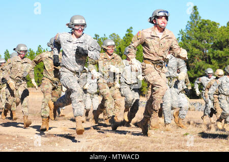 Studenten aus dem XVIII Airborne Corps' DeGloppers Air Assault School, Fort Bragg, N.C., führen zur Bildung ihrer abseilen Techniken von einem UH-60 Black Hawk schwebenden Hubschrauber 70 zu starten - 100 Füße am 25.Januar 2017, in der US-Armee Simmons Flugplatz. (U.S. Armee Foto: Staff Sgt. Sharon Matthias/22 Mobile Public Affairs Abteilung) Stockfoto