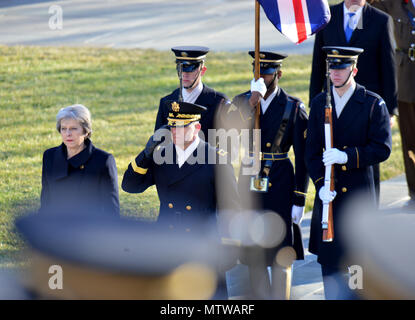 Die Richtige Frau Abgeordnete Theresa May, Premierminister des Vereinigten Königreichs, nahmen an einer bewaffneten Kräfte die volle Ehre Kranzniederlegung Zeremonie gehostet von Generalmajor Bradley A. Becker, Kommandierender General, Joint Force Headquarters-National Hauptstadtregion und die U.S. Army Military District von Washington, Jan. 27, 2017, am Grab des Unbekannten Soldaten, den Nationalfriedhof Arlington. Die kranzniederlegung ist ein Teil des offiziellen Besuch des Ministerpräsidenten in die Vereinigten Staaten. (U.S. Armee Fotos von: Staff Sgt. Austin L. Thomas) Stockfoto