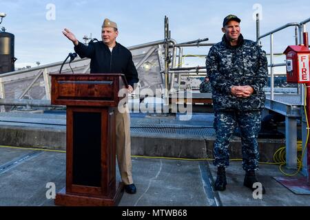 170127-N-SH 284-208 Bremerton, Washington (Jan 27, 2017) Kapitän Brian Humm, Commodore, Submarine Squadron 19 Adressen das Publikum als USS Olympia (SSN717) kommt beim Naval Base Kitsap-Bremerton, Besuch der Pazifischen Nordwesten zum ersten Mal seit 1998. Während Ihres Aufenthalts, Crew Mitglieder Tour ihre Namensvetter, Olympia, Washington, wo sie der Gemeinschaft durch die Durchführung von COMRELs helfen, und eine Tour das Capitol und das Olympia Yacht Club. (U.S. Marine Foto von Mass Communication Specialist 2. Klasse Vaughan Dill/Freigegeben) Stockfoto