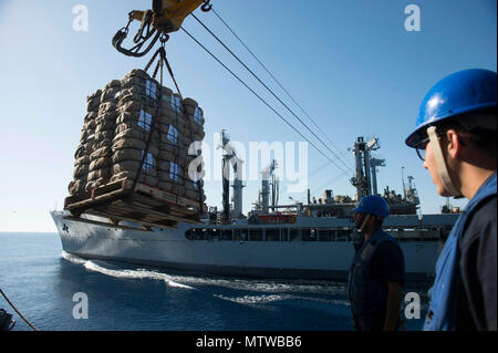 Mittelmeer (26. April 2017) Der Arleigh-burke-Klasse geführte Anti-raketen-Zerstörer USS Ross (DDG71) erhält Lieferungen während einer Auffüllung-auf-See mit der Flotte Auffüllung öler USNS Big Horn (T-AO 198) April 26, 2017. Ross, Vorwärts - Rota, Spanien bereitgestellt werden, ist die Durchführung von naval Operations in den USA 6 Flotte Bereich der Maßnahmen zur Unterstützung der US-amerikanischen nationalen Sicherheitsinteressen in Europa und Afrika. Stockfoto