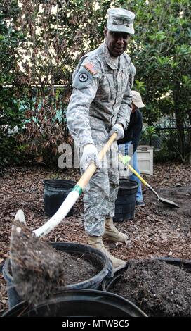 Armee Warrant Officer 3 Fred L. Hemphill, Montgomery, Ala, native dient als Unterkunft buchen sie Officer, Sitz und die Konzernzentrale, 143d Sustainment Command (Auslandseinsätze), Ausgrabungen alte Erde Platz für frische Erde während einer ökologischen Nachhaltigkeit Gemeinschaft Projekt Jan. 27, 2017, in Orlando, Fla. Torres und sechs andere Armee finden Soldaten Dutzende von Freiwilligen aus Orlando in der Gemeinschaft zu helfen Colonialtown Norden gemeinschaft Garten zurück zu seinem früheren, grüner Herrlichkeit bringen. Unter der Regie von Grünen Werke Orlando in Verbindung mit der Umgebung der National Football League Stockfoto