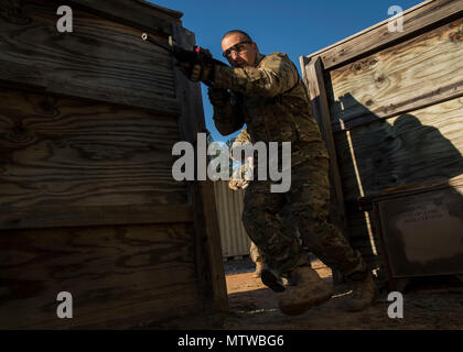 Us Air Force Senior Airman Jacob Albers, 1. Bekämpfung der Kamera Squadron Luftkampf Sendung Journalist nimmt an Zimmer clearing während Close Quarters Battle Training an McCrady Training Center, der Eastover, S.C., Jan. 27, 2017. Übung Scorpion Linse ist eine jährliche Fähigkeit zu Überleben und Betreiben Training durch die Air Force Combat Kamera job Qualifizierung Standards beauftragt. Gehalten an der United States Army Training Center Fort Jackson, S.C., und die McCrady Training Center, der Eastover, S.C. der Zweck der Übung ist eine Auffrischungsschulung kamera Personal zur Bekämpfung zur Verfügung zu stellen. Einzelpersonen sind Stockfoto