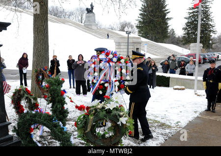 Brigadier General Stephen E. Strand, rechts, stellvertretenden kommandierenden General für die 88 regionalen Support Command, Orte einen Kranz am Präsident William McKinley Büste im Namen des Präsidenten der Vereinigten Staaten während des Festakts McKinley's Geburtstag, Jan. 28, 2017. Unterstützung der Strang ist Kaplan (Maj) Scott Hagen, der stellvertretende Befehl Kaplan für die 88 RSC. Stockfoto