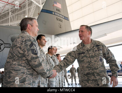 Luftwaffe Stabschef General David L. Goldfein Münzen Chief Master Sgt. Huey McKinney, 136 Airlift Wing, Texas Air National Guard Aircraft Maintenance Betriebsleiter, bei einem Besuch in Naval Air Station Fort Worth gemeinsame Reserve Base, Texas, Jan. 29, 2017. McKinney wurde für seine Arbeit mit dem Inspector General Programm im vergangenen Jahr geprägt. (Air National Guard Foto von Senior Master Sgt. Elizabeth Gilbert) Stockfoto