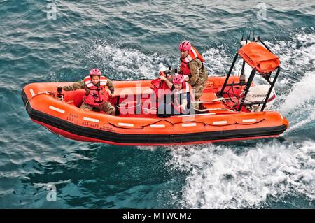 Armee die Seemänner, die mit der 411 Transport Loslösung Suche nach Oscar die Ausbildung mannequin während einer Mann-über-Bord-Notruf bohren an Bord der Armee logistische Unterstützung Schiff Generalmajor Charles S. Brutto während cargo Operationen in den Arabischen Golf Jan. 19, 2017. Die Crew geschleppt, die Ladung zu Katar vom Hafen von Shuaiba, Kuwait und transportiert eine andere Last während der Rückfahrt. Während der Fahrt die Besatzung praktiziert einige maritime Notfall Übungen einschließlich Mann über Bord, Feuer und Schlacht Bohrer. Die Crew bestand aus watercraft Betreiber, Ingenieure, Köche, und Sanitäter, obwohl jeder Mitgliedstaat ausgebildet wird, ist die Stockfoto