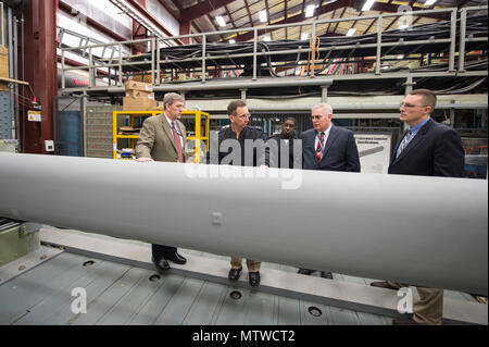 170112-N-PO 203-052 DAHLGREN (Jan. 12, 2017) Tom Boucher, zweiter von rechts, Programm-Manager für das elektromagnetische Schienenkanone im Büro des Naval Research (ONR), spricht mit hinteren Adm. David Hahn, Leiter der Naval Research, bei einem Besuch in der railgun in Naval Surface Warfare Center, Dahlgren Division befindet. Die EM Railgun Launcher ist ein Waffe, die Geschosse Brände mit Strom anstelle von chemischen Treibstoffen. Magnetfelder, die durch hohe elektrische Ströme erzeugt einen metallischen Leiter, oder Anker beschleunigen, zwischen zwei Schienen Geschosse bei 4.500 MPH zu starten. (U.s. Stockfoto