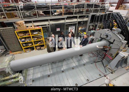 170112-N-PO 203-061 DAHLGREN (Jan. 12, 2017) Tom Boucher, zweiter von rechts, Programm-Manager für das elektromagnetische Schienenkanone im Büro des Naval Research (ONR), spricht mit hinteren Adm. David Hahn, Leiter der Naval Research, bei einem Besuch in der railgun in Naval Surface Warfare Center, Dahlgren Division befindet. Die EM Railgun Launcher ist ein Waffe, die Geschosse Brände mit Strom anstelle von chemischen Treibstoffen. Magnetfelder, die durch hohe elektrische Ströme erzeugt einen metallischen Leiter, oder Anker beschleunigen, zwischen zwei Schienen Geschosse bei 4.500 MPH zu starten. (U.s. Stockfoto