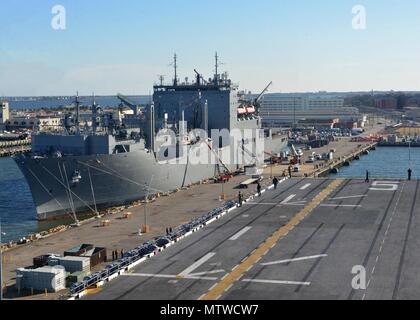 170129-N-HP 188-060 ATLANTIK (Jan. 29, 2017) - Die multipurpose Amphibious Assault ship, USS Bataan (LL 5), zieht sich entlang der USNS Robert E. Peary (T-AKE 5), einem trockenen Cargo und Munition Schiff in einen Hafen an der Naval Station Norfolk. Bataan gerade eine im Gange, die Durchführung von Composite Trainingsgerät Übung (COMPTUEX) mit dem Bataan Amphibious Ready Gruppe in der Vorbereitung für eine bevorstehende Bereitstellung. (U.S. Marine Foto von Mass Communication Specialist 3. Klasse Mutis A. Capizzi/Freigegeben) Stockfoto