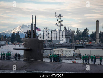 BREMERTON, Washington (Jan. 27, 2017) - die Los Angeles-Klasse schnell-Angriffs-U-Boot USS Olympia (SSN717) kommt beim Naval Base Kitsap-Bremerton für einen Namensvetter besuchen. Die Crew ist zu Besuch in Olympia zu Community Relations Projekte durchführen und eine Tour durch die Hauptstadt. (U.S. Marine Foto von Mass Communication Specialist 1. Klasse Amanda R. Grau/Freigegeben) Stockfoto