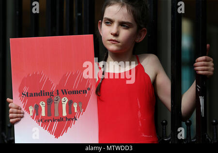 Alice Geary (8), nach Galway, während einer Demonstration am Leinster House, Dublin, als Teil einer Aktionstag der 'Stehende 4 Frauen in Solidarität mit den Frauen von der CervicalCheck Skandal betroffenen organisiert. Stockfoto