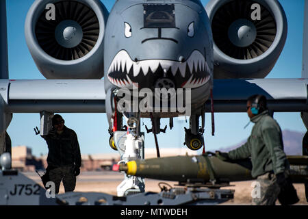 Airman First Class Carlos Quintanilla, Links, und Staff Sgt. Tayrell Washington, 74 Aircraft Maintenance Unit Waffen laden Team Mitglieder laden Sie eine Markierung 82 Allgemeine Bombe auf einer A-10 Thunderbolt II C während der Grünen Flag-West 17-03, Jan. 25, 2017, an der Nellis Air Force Base, Nev Waffen Flieger aktiviert Joint Force Training während der zwei Wochen Übung durch das Laden von Waffen, Prüfung von Düsen und Aufrechterhaltung der Munition. Einige der live Munition enthalten die Markierung 82 und 84 allgemeine Bomben, high-explosive Brandbomben 30 mm Umläufe und die 500 Pfund GBU-12 Paveway II Laser-guided Bomb. (U.S. Luft Stockfoto