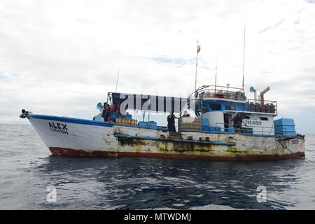 Östlichen PAZIFISCHEN OZEAN - Besatzungsmitglieder von der Coast Guard Cutter Sherman sind an Bord der Ecuadorianischen-Flagge fahrenden Fischereifahrzeuge Alex als unabhängige Verpflichtung der Cutter corpsman medizinische Hilfe bietet, die eine der am Schiff shipmates, Jan. 13, 2017. Früher am Tag der pangas auf das Fischereifahrzeug Alex angefügte näherte sich dem Sherman in einem Versuch, medizinische Hilfe für Ihre shipmate zu erhalten. (Freigabe der U.S. Coast Guard foto Chief Warrant Officer Allyson E.T. Conroy) Stockfoto