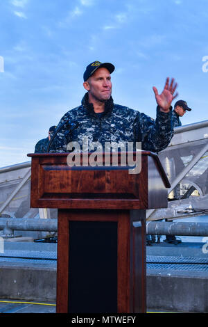 170127-N-SH 284-220 Bremerton, Washington (Jan. 27, 2017) Cmdr. Benjamin J. Selph, kommandierender Offizier USS Olympia (SSN717) Adressen dem Publikum nach ihrer Ankunft am Marinestützpunkt Kitsap-Bremerton, Besuch der Pazifischen Nordwesten zum ersten Mal seit 1998. Während Ihres Aufenthalts, Crew Mitglieder Tour ihre Namensvetter, Olympia, Washington, wo sie der Gemeinschaft durch die Durchführung von COMRELs helfen, und eine Tour das Capitol und das Olympia Yacht Club. (U.S. Marine Foto von Mass Communication Specialist 2. Klasse Vaughan Dill/Freigegeben) Stockfoto