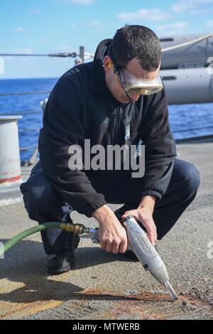 170128-N-JI 086-094 - MITTELMEER (Jan. 28, 2017) Brand Controlman 2. Klasse Casey Ross, von Neodesha, Kan., führt die Oberschale Wartung an Bord der geführte Anti-raketen-Zerstörer USS Porter (DDG78), Jan. 28, 2017. Porter, Vorwärts - Rota, Spanien bereitgestellt werden, ist die Durchführung von naval Operations in den USA 6 Flotte Bereich der Maßnahmen zur Unterstützung der US-amerikanischen nationalen Sicherheitsinteressen in Europa. (U.S. Marine Foto von Mass Communication Specialist 3. Klasse Ford Williams/Freigegeben) Stockfoto