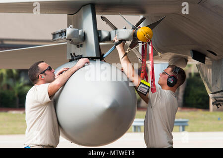 Tech Sgt. Lucas Hagopian, Waffen laden Crew Chief, Links, beaufsichtigt Staff Sgt. Nick Albert, rechts, als seine Last crew Arme die F-15 Eagle mit dem Ziel 9 X Flugkörper an die US-Luftwaffe Waffen System Evaluation Program (WSEP) an Tyndall, Air Force Base in Florida. Als Teil der WSEP ausüben, werden die Flugzeuge geladen und Schießen live Raketen. Der Zweck der WSEP operative Wirksamkeit abzuschätzen, Waffen System Performance zu überprüfen, festzustellen, Zuverlässigkeit und Leistungsfähigkeit bewerten. (U.S. Air National Guard Foto von Senior Master Sgt. Julie Avey) Stockfoto