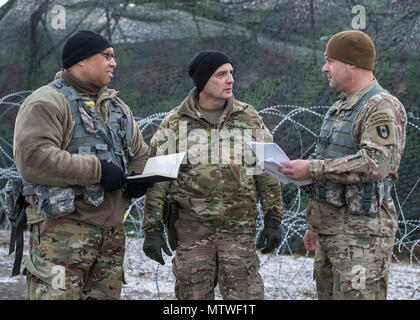 Colonel William M. Stubbs, 30 medizinische Brigade Commander, Transformation Operations Planner der G3 Regional Health Command Europe Oberstleutnant Marcus A. Hurd und Brigade Apotheke Officer Maj. Randall J. Sweeney des Clinical Operations 44. Medizinische Brigade Fort Bragg NC-Holding eine Bewertung briefing während der Post-Befehl Übung am 31.01.17 2017 an der Städtischen Gelände (UT) Website, Wackernheim, Deutschland. (Von links nach rechts: Oberstleutnant Marcus Hurd, Colonel William M. Stubbs und Maj. Randall J. Sweeney.) 30 medizinische Brigade Kommandostellenübung ab Januar 7-17 2017 geplant ist eine der tolle Stockfoto