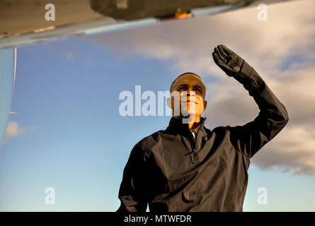 170130-F-WU 507-002: Tech. Sgt. Vanessa Schook, 99th Airlift Squadron Flight Attendant, führt eine Pre-flight Safety überprüfung auf der C-20B bei Joint Base Andrews, Maryland, Jan. 27, 2017. FAs sind Experten für Sicherheit, Zoll Spezialisten und Kulinarische Künstler, oft bei der Zubereitung der Gerichte von Grund auf 30--40,000 Füße, während gleichzeitig die Sicherheit der Besatzung und der Passagiere zu allen Zeiten. (U.S. Air Force Foto von Senior Master Sgt. Kevin Wallace/freigegeben) Stockfoto