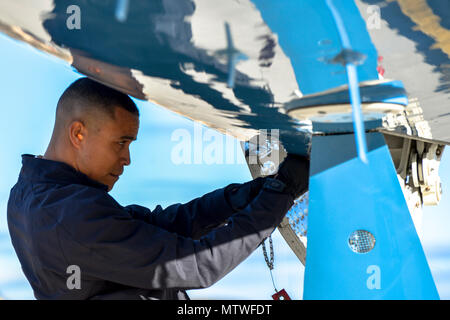 170130-F-WU 507-002: Tech. Sgt. Vanessa Schook, 99th Airlift Squadron Flight Attendant, führt eine Pre-flight Safety überprüfung auf der C-20B bei Joint Base Andrews, Maryland, Jan. 27, 2017. FAs sind Experten für Sicherheit, Zoll Spezialisten und Kulinarische Künstler, oft bei der Zubereitung der Gerichte von Grund auf 30--40,000 Füße, während gleichzeitig die Sicherheit der Besatzung und der Passagiere zu allen Zeiten. (U.S. Air Force Foto von Senior Master Sgt. Kevin Wallace/freigegeben) Stockfoto