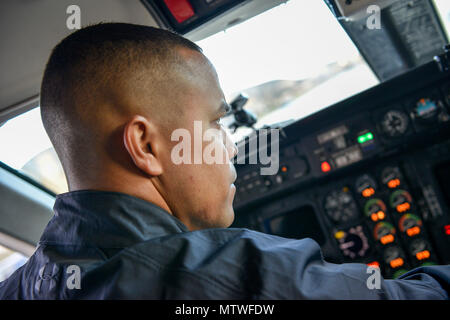 170130-F-WU 507-002: Tech. Sgt. Vanessa Schook, 99th Airlift Squadron Flight Attendant, führt eine Pre-flight Safety überprüfung auf der C-20B bei Joint Base Andrews, Maryland, Jan. 27, 2017. FAs sind Experten für Sicherheit, Zoll Spezialisten und Kulinarische Künstler, oft bei der Zubereitung der Gerichte von Grund auf 30--40,000 Füße, während gleichzeitig die Sicherheit der Besatzung und der Passagiere zu allen Zeiten. (U.S. Air Force Foto von Senior Master Sgt. Kevin Wallace/freigegeben) Stockfoto